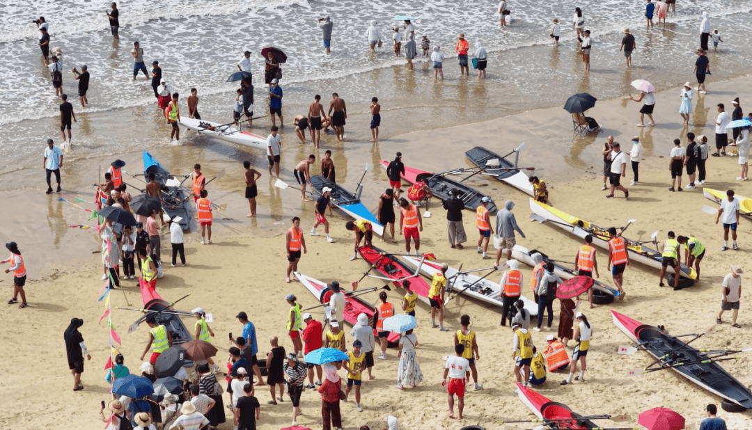 赛艇比赛热度不减,观众沸腾 赛艇比赛热度不减,观众沸腾