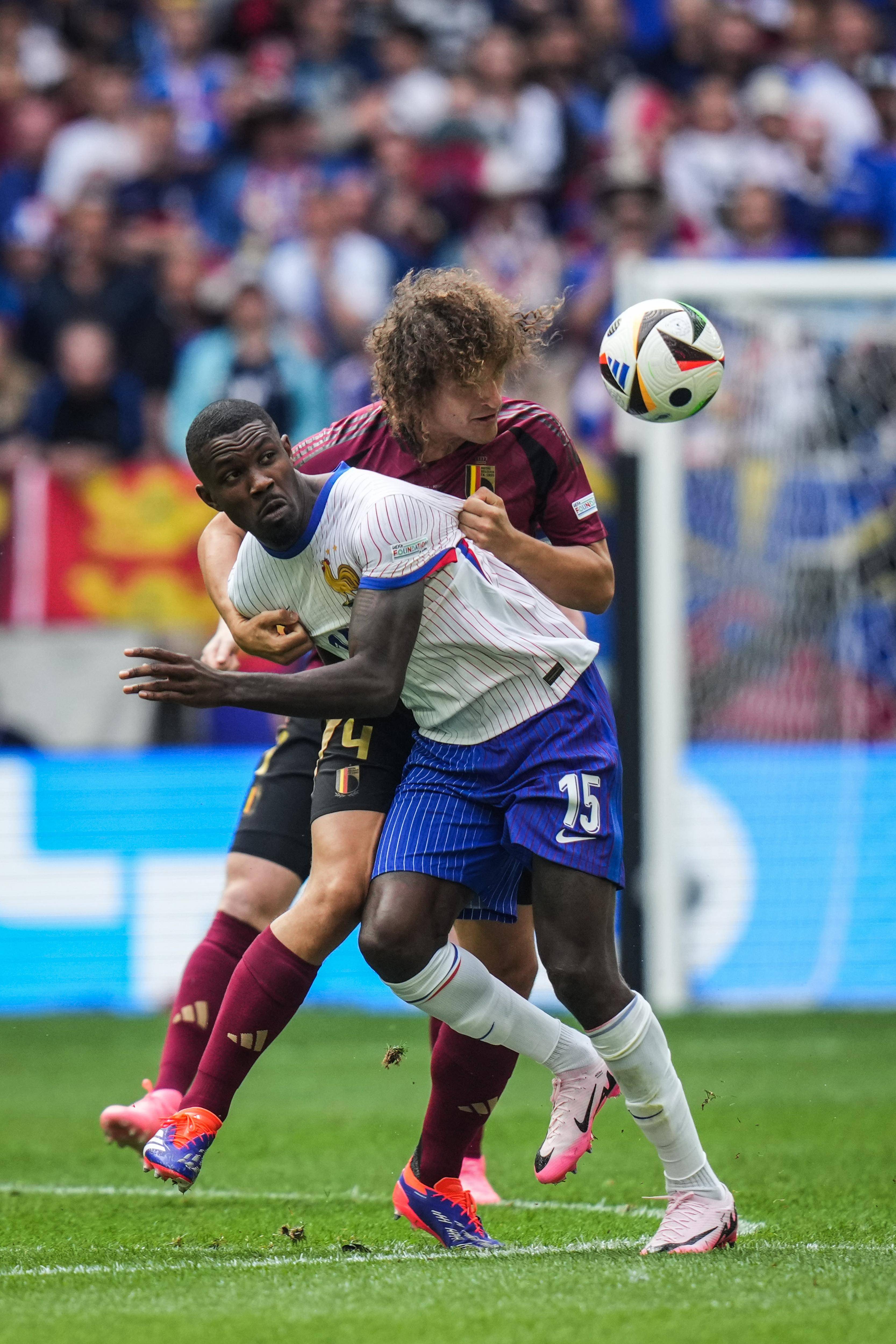 雷火电竞亚洲先驱-欧洲杯预选赛精彩纷呈，球场上激烈角逐