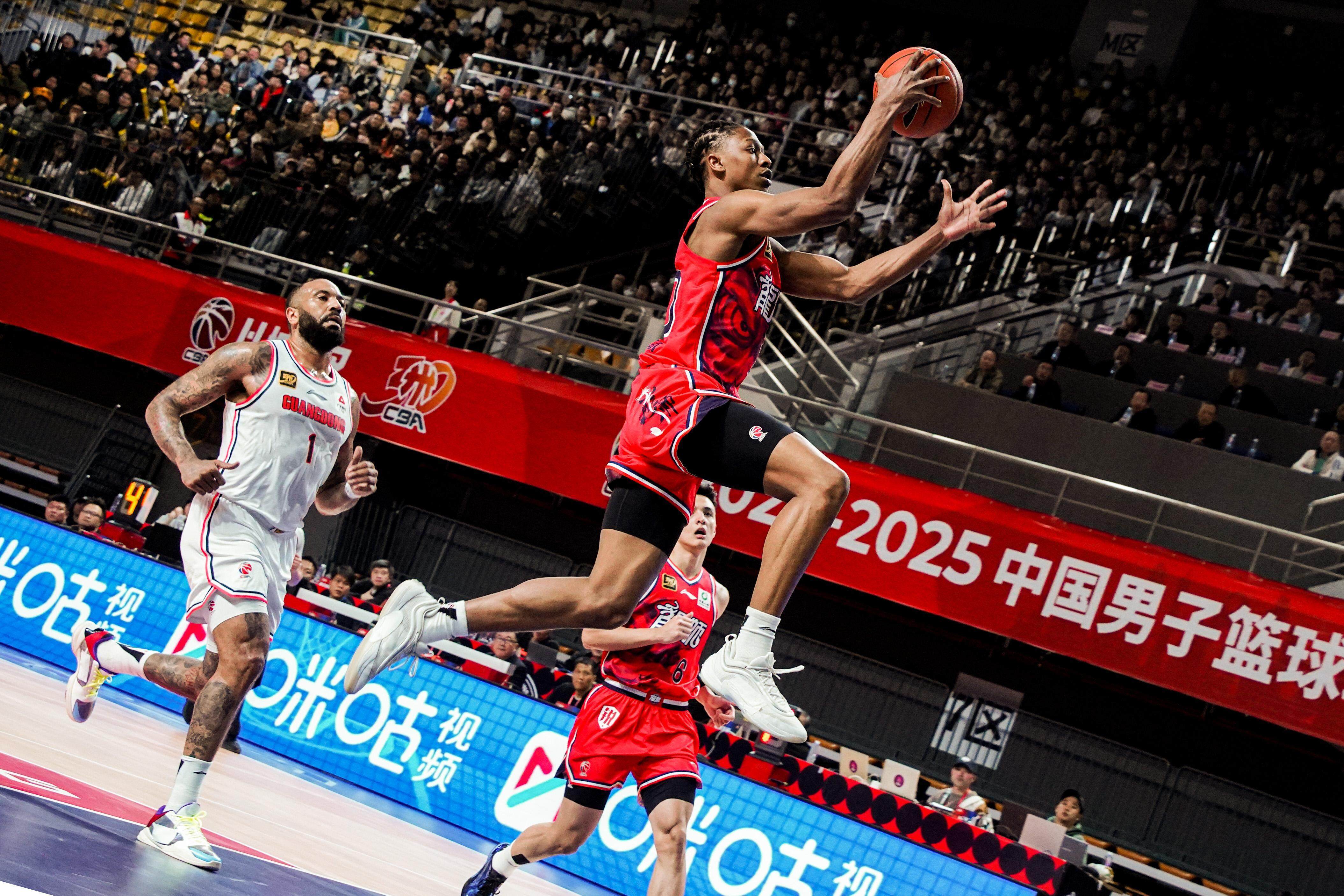 广东男篮全队高效发挥,横扫对手 广东男篮全队高效发挥,横扫对手