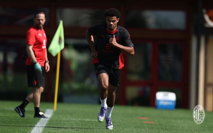 雷火电竞入驻-AC米兰:球队备战期间严格执行训练计划的简单介绍