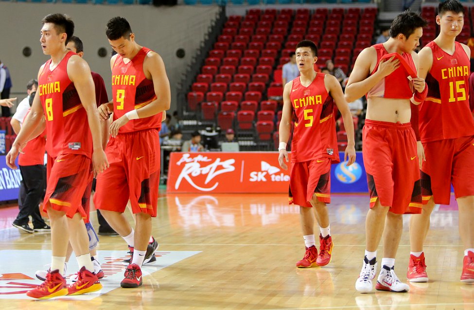 东京奥运男篮赛场硝烟弥漫，竞争激烈