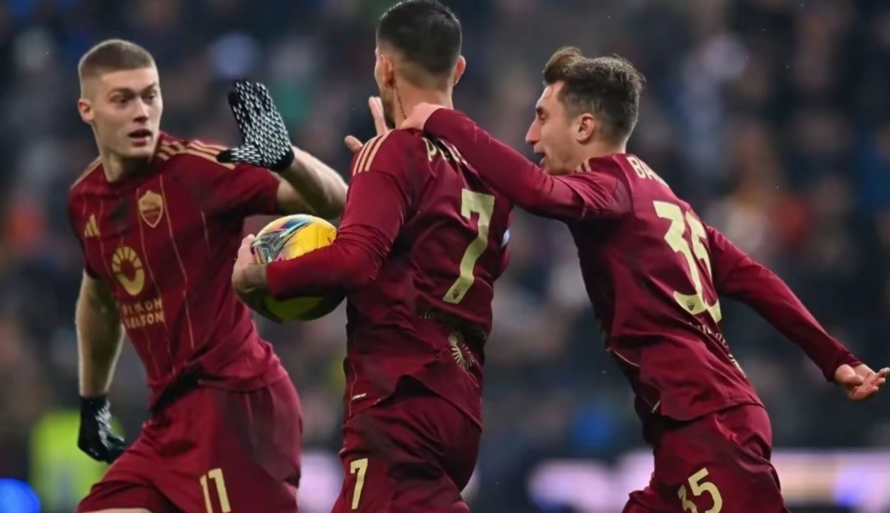 雷火电竞app-意甲球队球员赛后庆祝胜利，向球迷致谢