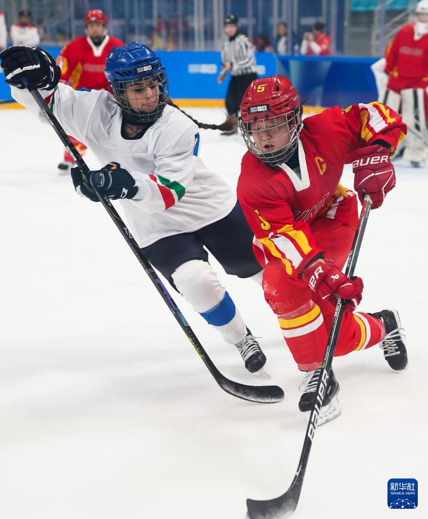 青奥会女子足球比赛精彩纷呈