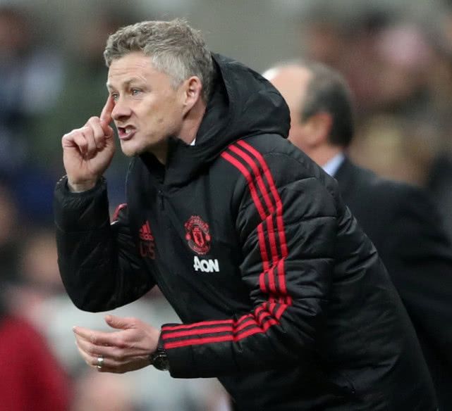 西班牙后防线屡遭攻击遭球迷诟病的简单介绍