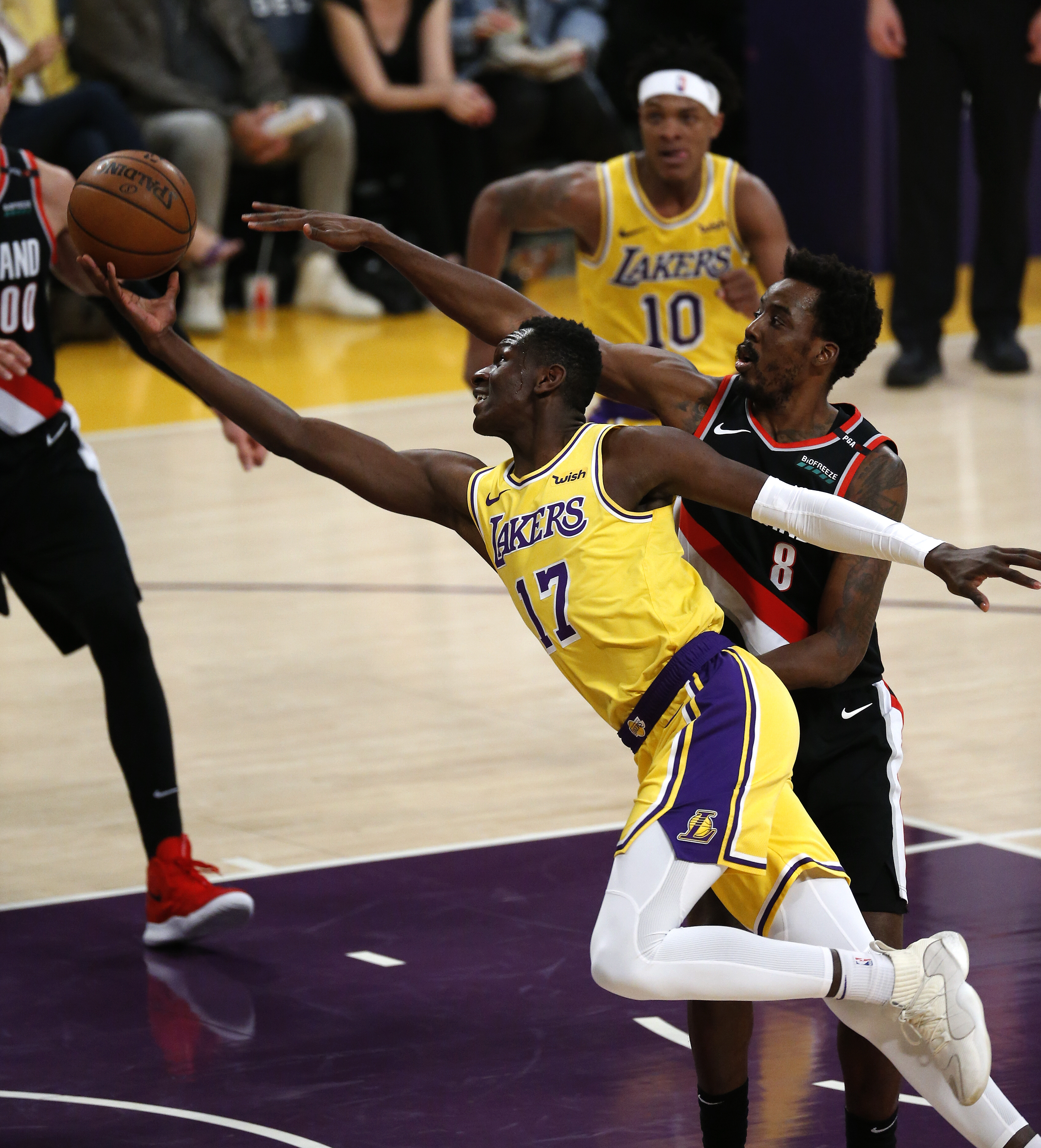 湖人主场击败开拓者迎来连胜