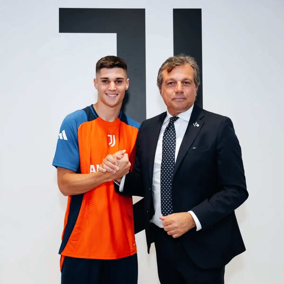 雷火电竞简介-克罗托内主场大胜，赢得全队欢呼