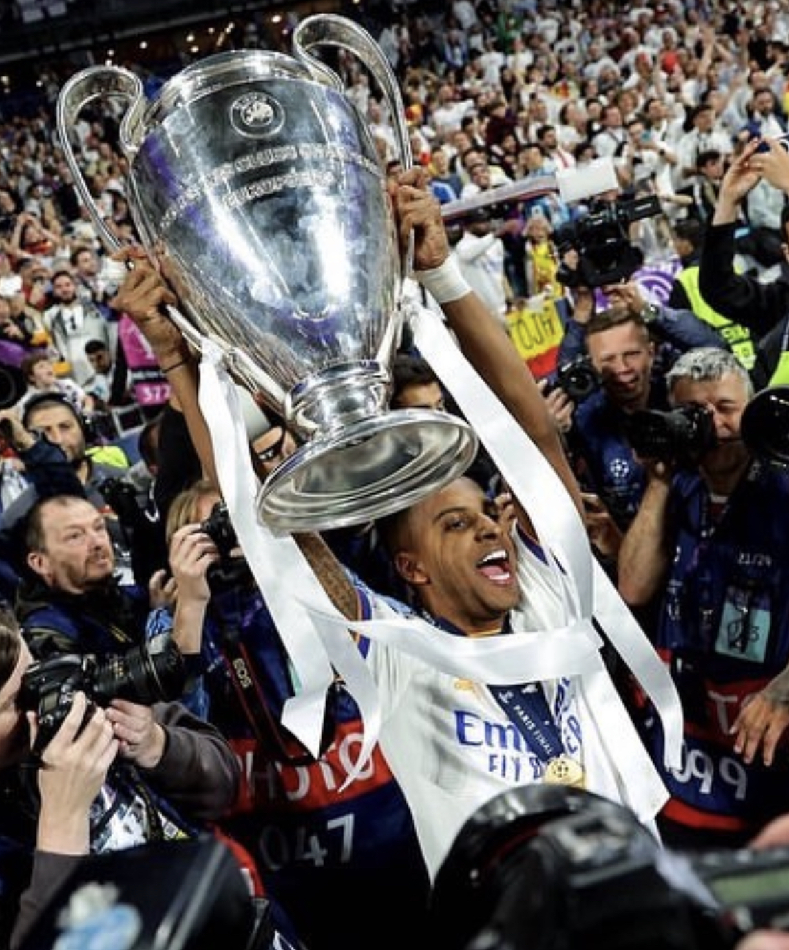 足球界热闻：南极洲球员在世界级比赛中发挥出色的简单介绍