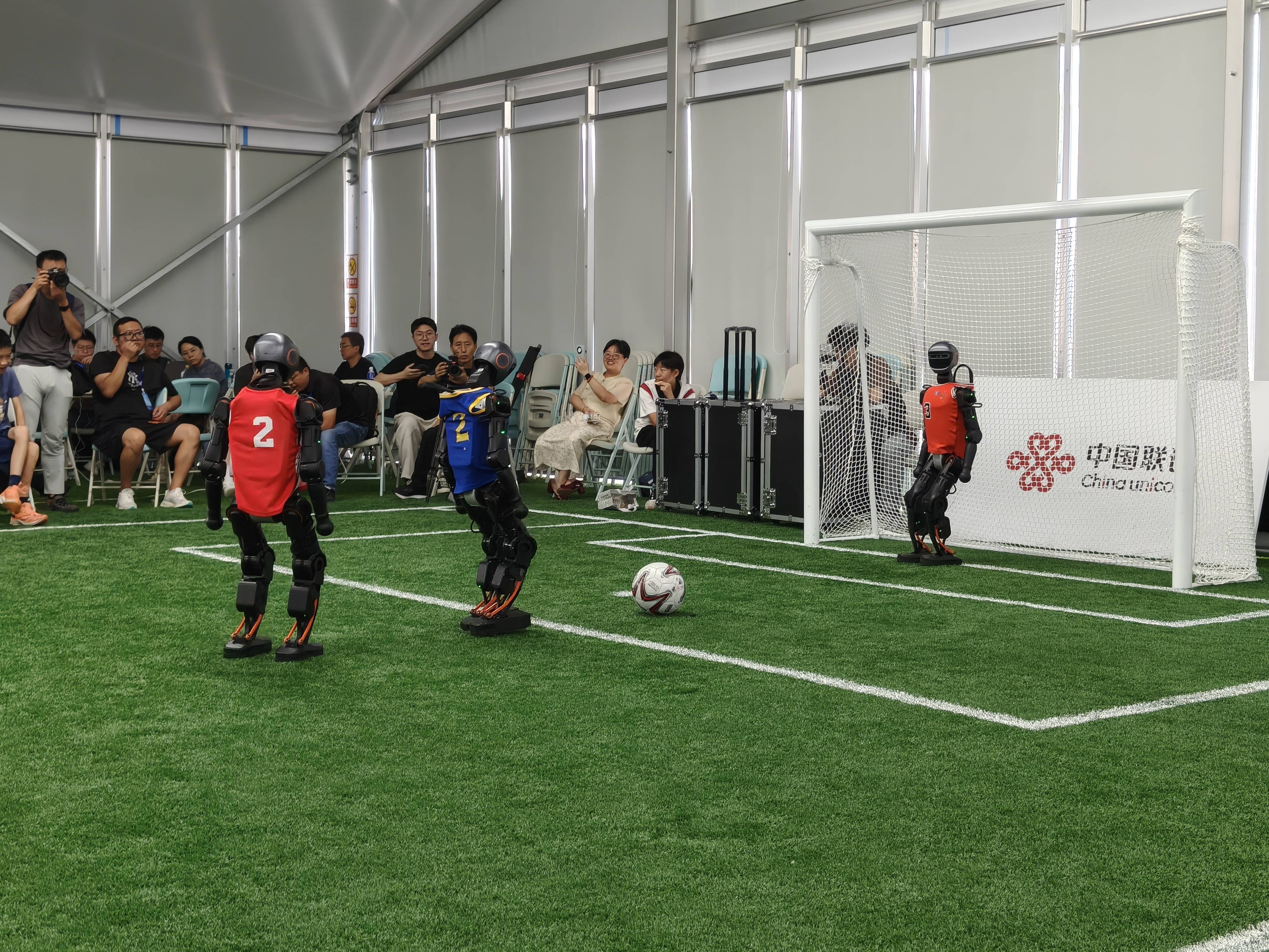 足球赛场火热开战，球队士气高昂