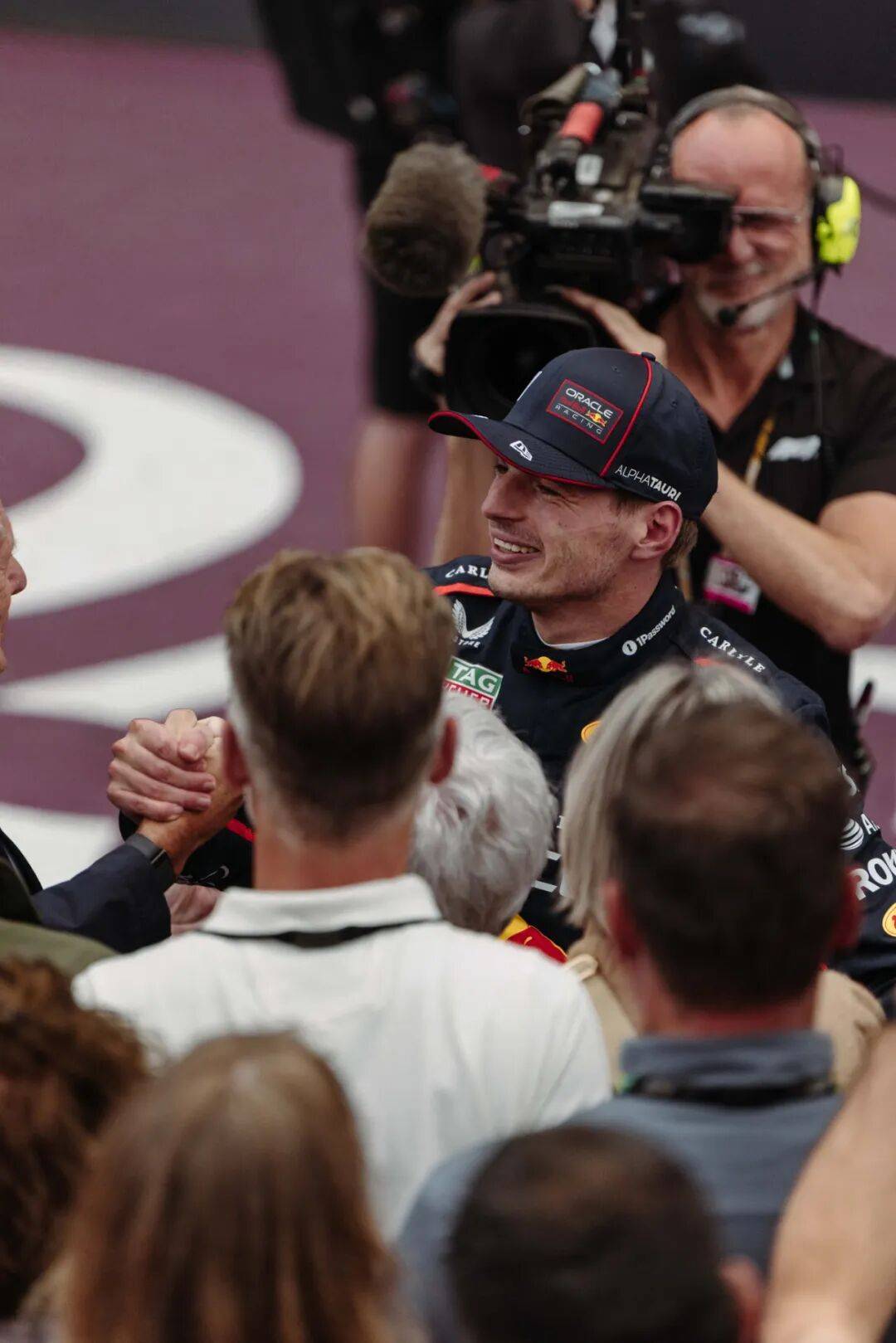 包含索伯车队完胜梅赛德斯，维斯塔潘带队取胜的词条