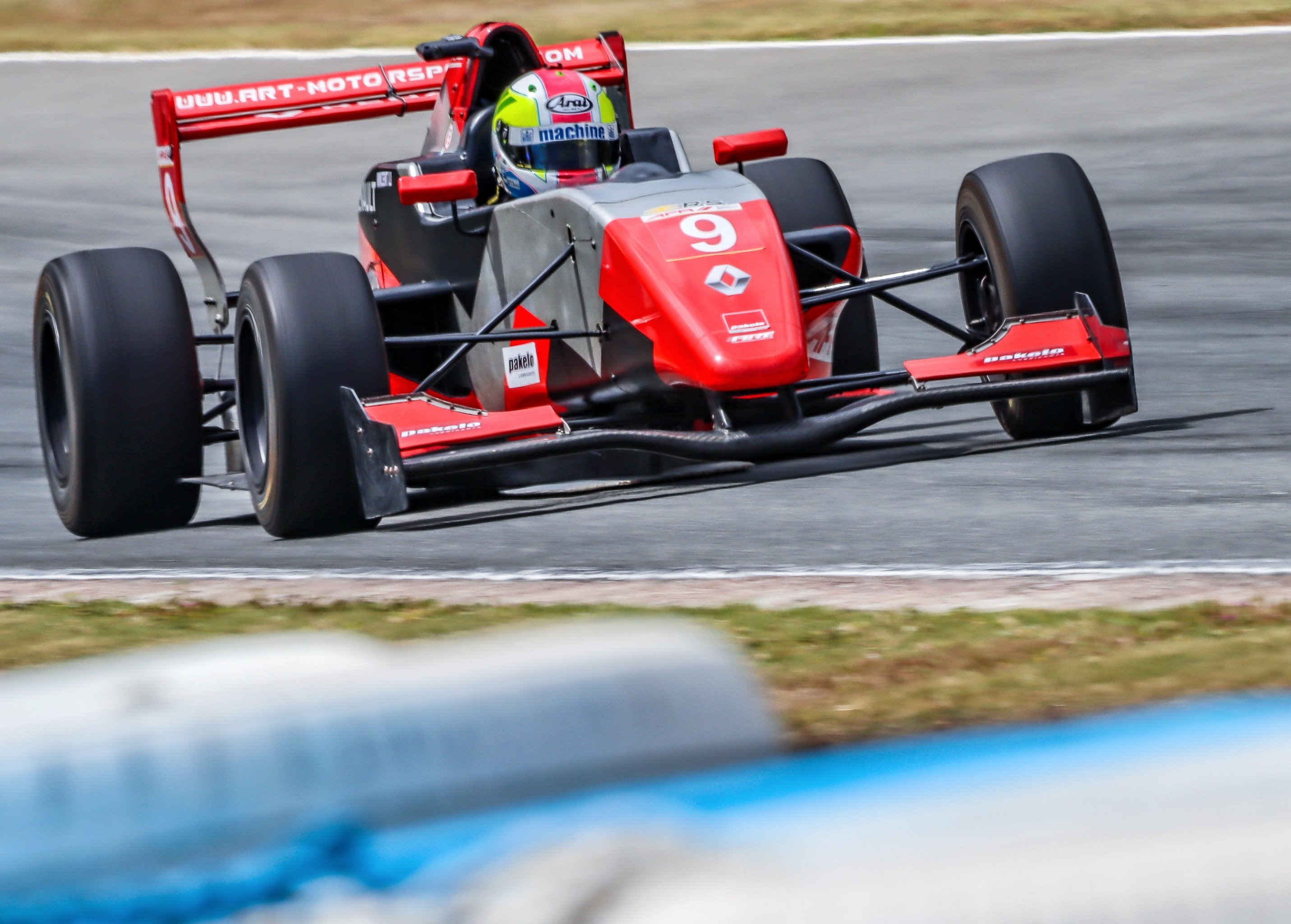 雷诺车队完胜威廉姆斯,佩雷兹统治全场 雷诺车队完胜威廉姆斯,佩雷兹统治全场