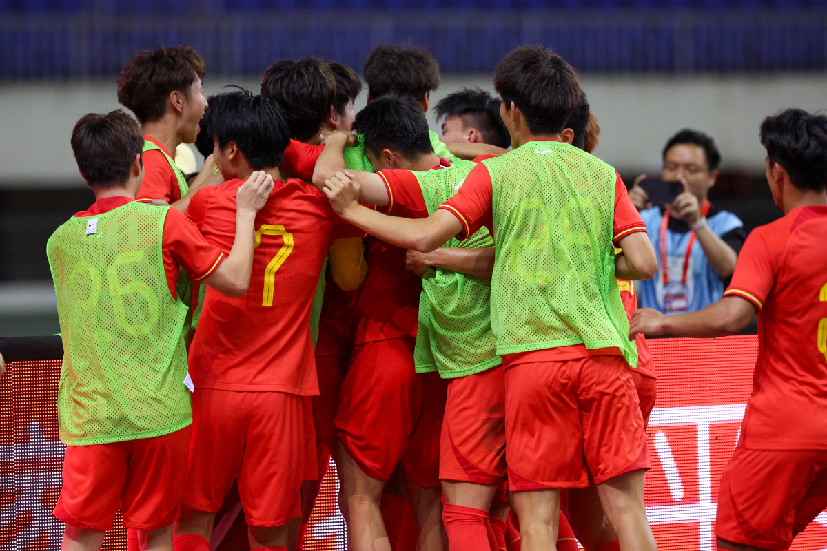 泰国队完胜中国队,黄鸭组合统治全场 泰国队完胜中国队,黄鸭组合统治全场