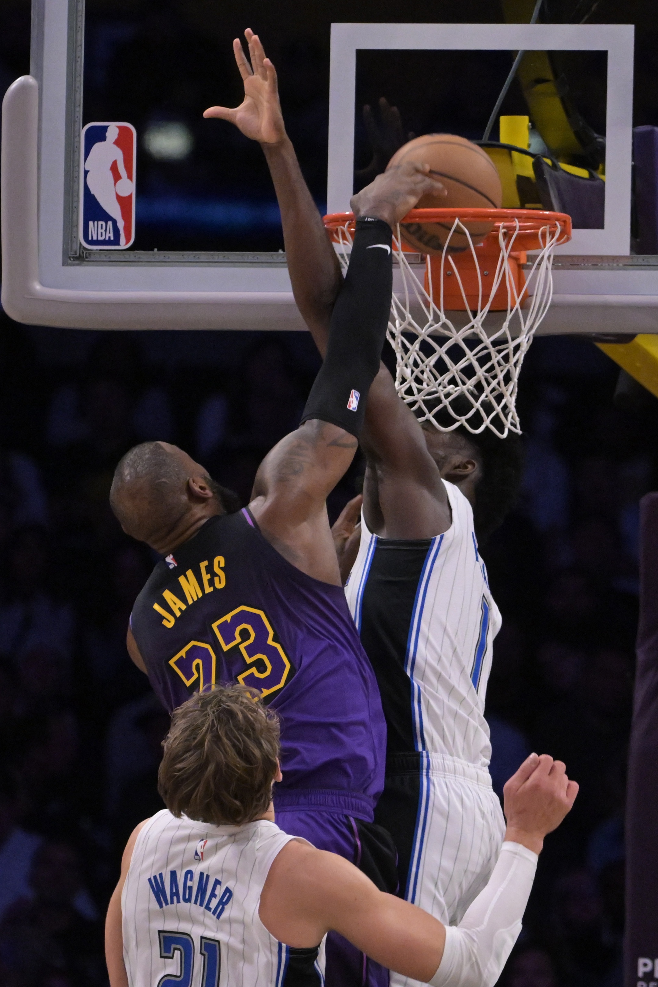 鹈鹕力克雷霆，浓眉哥点燃赛场